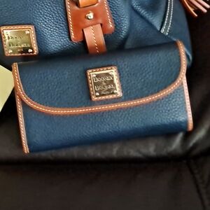 Pebble Grain Continental Clutch